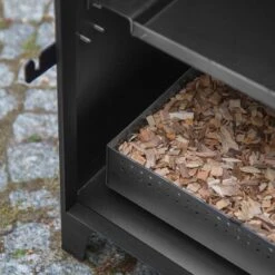 Cook King Berlin Smokehouse Garden Stove BBQ Smoker 25 Cook King Berlin Smokehouse Garden Stove BBQ Smoker -Lifetina Shop 111250 berlin smoke house feature1 min