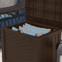 1'10 X 1'5 Suncast 83L Plastic Garden Storage Seat - Java (0.57m X 0.45m) -Lifetina Shop ssw600j 1 10 x 1 5 suncast 83l plastic storage seat java close up1 min